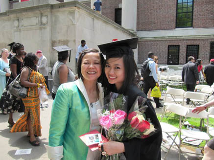 Quỳnh Trang và mẹ trong lễ tốt nghiệp