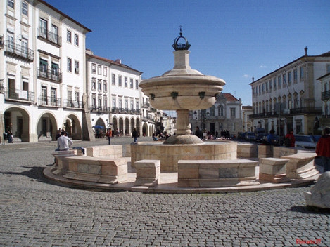 Quảng trường Giraldo nằm ngay trung tâm thành phố